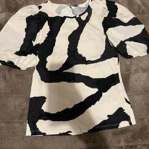 Svartvit tshirt med puffärm  - Puffärm tshirt med coolt mönster.