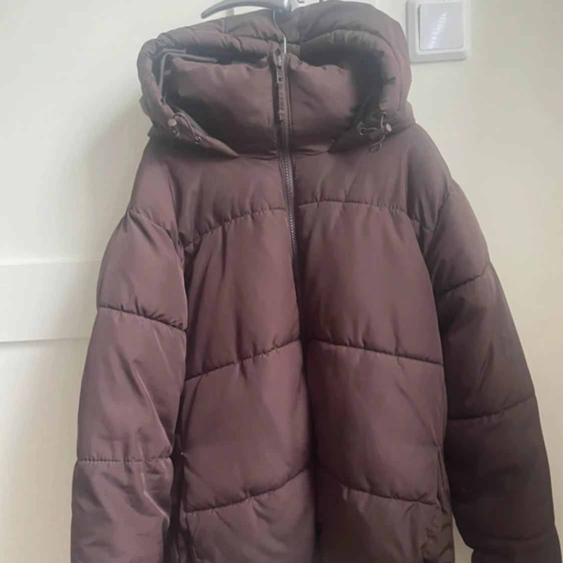 Brun pufferjacka med huva