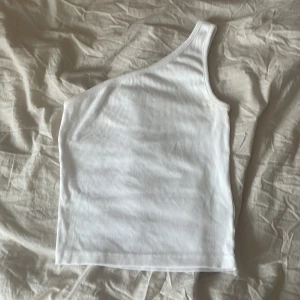 En one shoulder tröja från Kappahl - En fin tröja i storlek ’170’. Super snygg och passar till mycket! Använd en gång 😍🥰 /skriv innan köp 