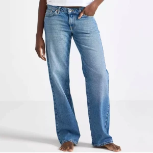 Straight jeans med låg midja  - Lågmidjade jeans från Lindex. Helt oanvända pga glömde att lämna tillbaka och de passade inte mig tyvärr. Nypris: 599, säljer för 299kr🤩