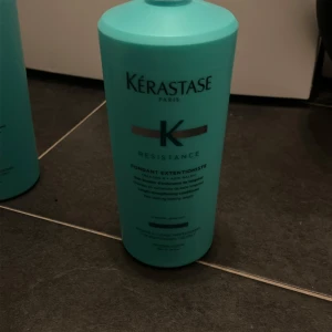 Kérastase Resistance Fondant Extentioniste - Stor flaska Kérastase Resistance Fondant Extentioniste, 1000 ml. Kommer i en snygg turkos plastflaska med svart och silver text. Denna produkt är en length strengthening conditioner med kreatin och malicsyra, framtagen för att stärka och boosta längden på håret.