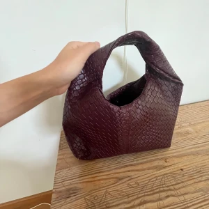 Vinröd väska  - Säljer min snygga vinröda väska , helt ny aldrig använd , den kommer inte till avlöning då jag använder andra mer , säljer för 60 kr