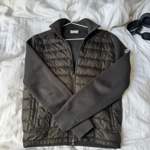 Moncler cardigan  - Säljer denna sjukt feta Moncler cardiganen i storlek M, otroligt skick och sjukt sällsynt! Skriv vid mer info osv…. Pris 3999