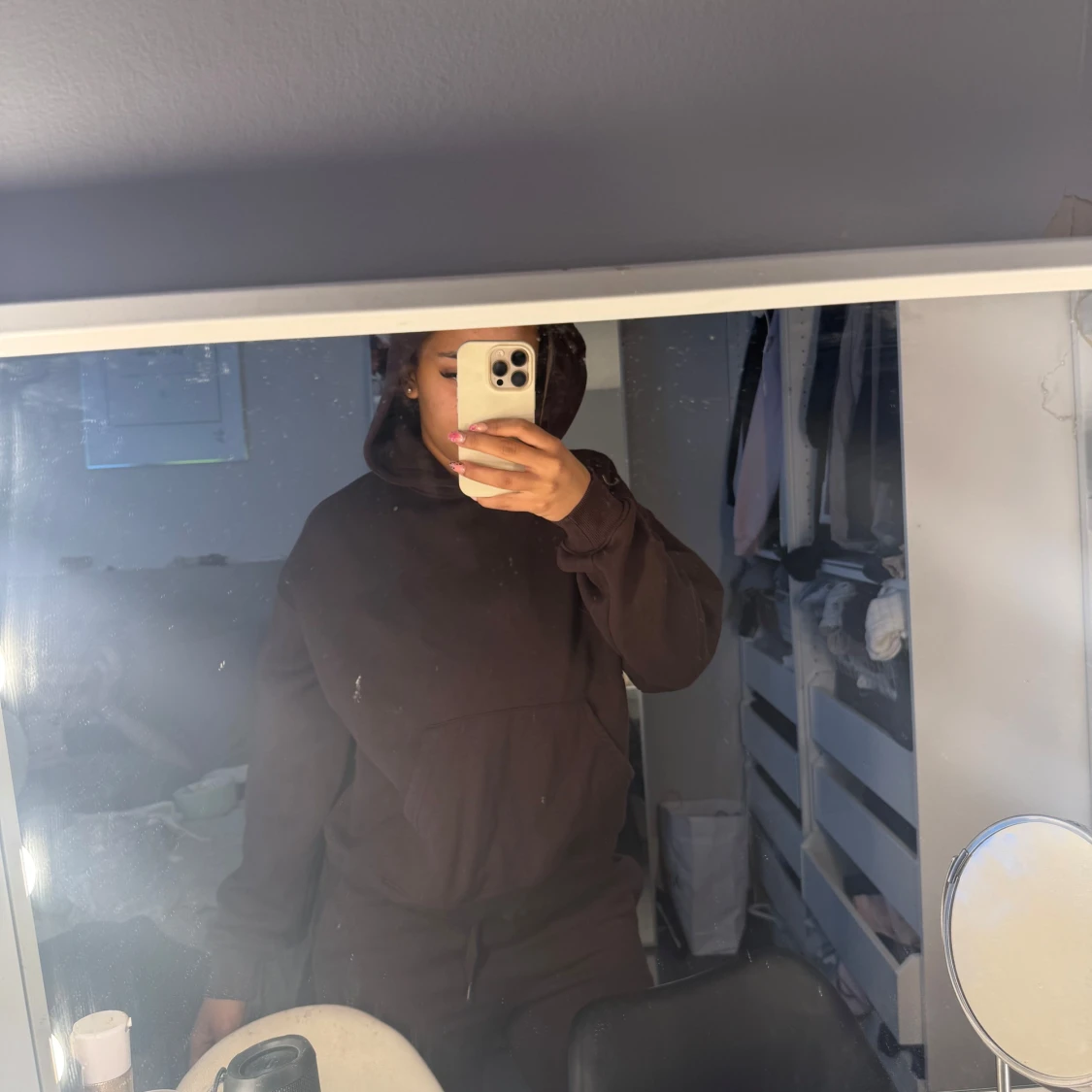 Svart hoodie med huva och ficka - 1