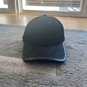 Keps - Säljet min keps från g@@@i använd 2-4 gånger 9/10 skick fraktas samma dag pria kan diskuteras 