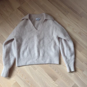 Rosa stickad tröja - Stickad tröja från &other stories! Knappt använd och varm o gosig till hösten! Ljusrosa med en blandning av ull och mohair