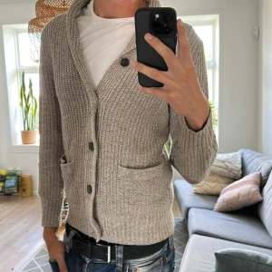 Cardigan beige  - Riktigt fet, perfekt nu inför hösten. Lite nopprig men inget som gör någon större skillnad på den total looken🙌 Skriv vid fundering 😇