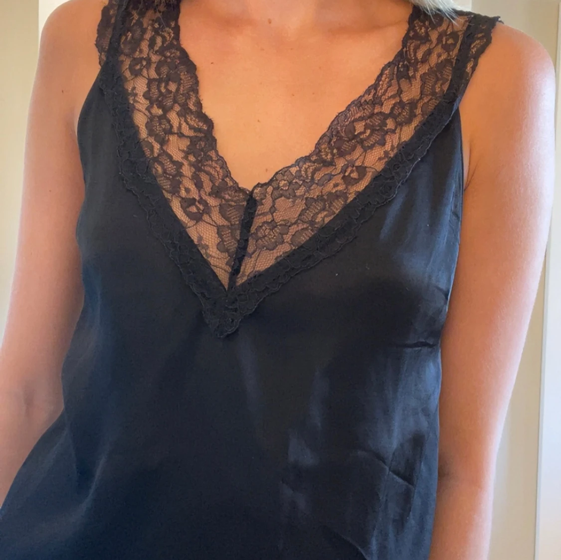 Svart linnetopp med spetsdetalj - 3