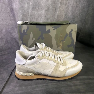 Valentino rockrunners  - Mycket fint skick | Size 45 | Allt og medföljer | fraktar spårbart inom 24 timmar med PostNord eller instabox