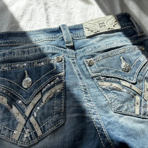 Miss me jeans  - Säljer dessa jätte fina jeansen i mycket bra skick från miss me!🤍Köpta för 2199kr