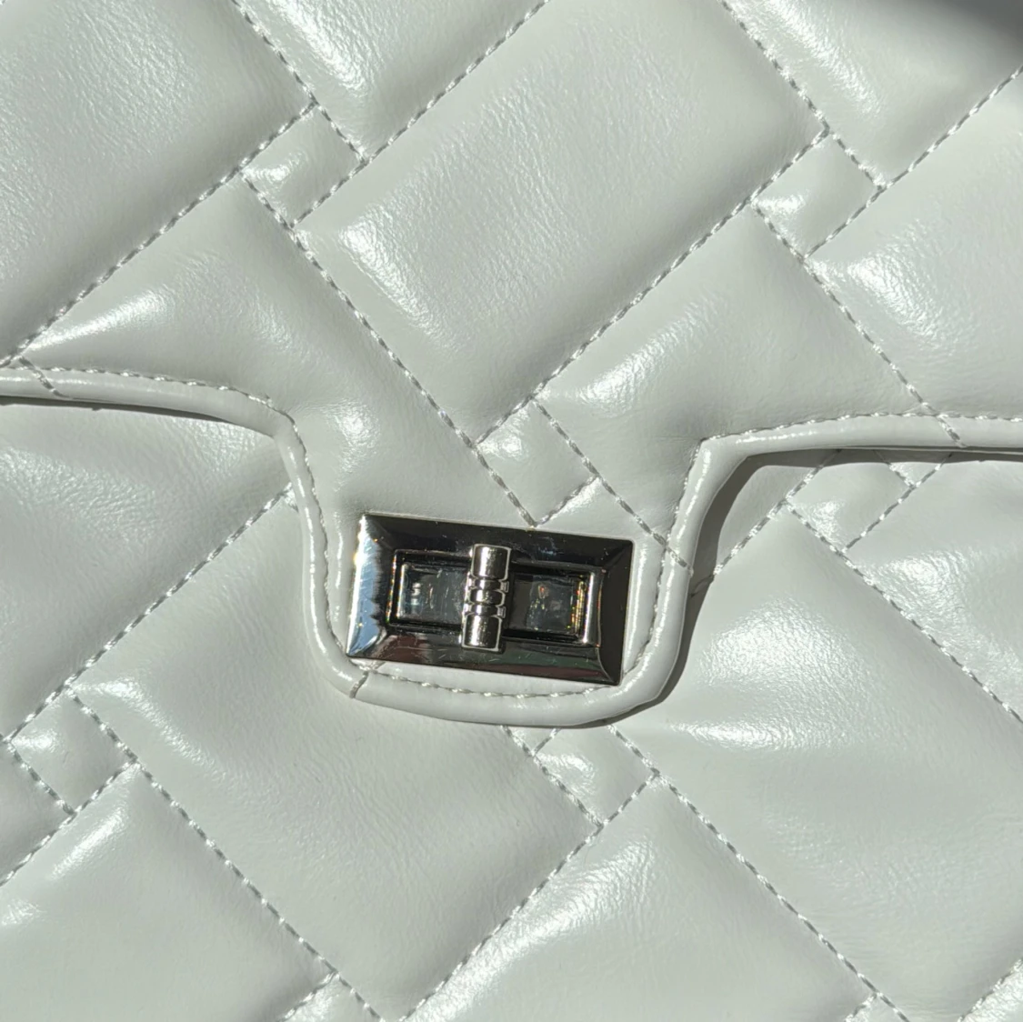 Vit quiltad axelväska från Misako - 2