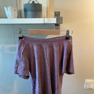 Lila träningströja - Säljer en lila träningströja i stl S. Tröjan har  en mjuk, stretchig känsla. Väl använd, men i bra skick.