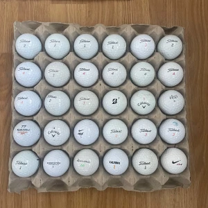 30 Riktigt fina golfbollar - Säljer ett paket med 30 blandade golfbollar från olika märken som Titleist, Callaway, Nike, Bridgestone och fler. Perfekt för dig som vill fylla på golfbagen med olika bollar. Levereras i en praktisk kartong. Det innehåller PRO-v1 