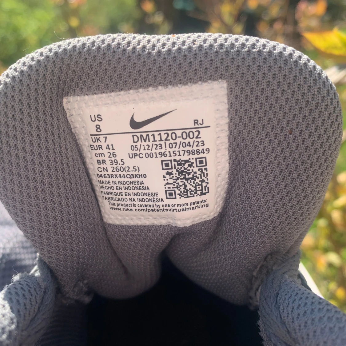 Grå Nike sneakers med vit sula