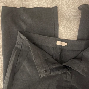 Ljusgrå kostymbyxor från Nelly - Snygga kostymbyxor från Nelly med flare passform och pressveck. De är nedlagda med de går att sy upp dom igen om man önskar kortare byxor! Passar mig perfekt i längden som är 171❤️