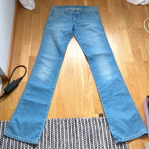 Jeans - De PERFEKTA ljusblåa jeansen från wrangler🥹tyvärr för små för mig, stolek w27 l36