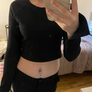 Svart ribbad croppad långärmad topp från Gina Tricot - Säljer en svart långärmad topp från Gina Tricot. Storlek M, men passar även bra på mig (xs,s)