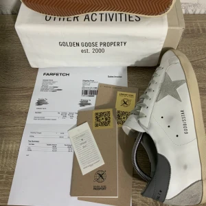 Golden goose skor  - — Skick : 10/10. 					— Allt og medföljer samt kvitto.         — Fraktas samma dag 