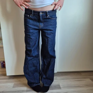 Mörkblå wide jeans - Säljer ett par mörkblå jeans med bred passform och fickor både fram och bak. Lowrise.