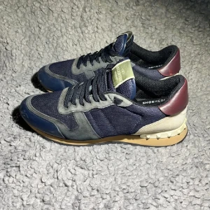 Valentino Rockrunner  - Valentino Rockrunners till ett otroligt bra pris 🙌 | Bättre pris hittar du inte | Självklart Äkta | Nypris ca 8000kr | Fraktas samma dag 📬| Hör av dig vid minsta fundering!