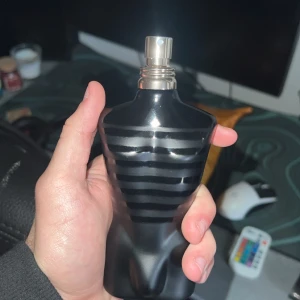 Jpg Le Male Le Parfum Eau de Parfum  - En ikonisk herrparfym i en svart, matt flaska formad som en manlig torso. Doften är djup och sensuell, perfekt för dig som gillar eleganta och moderna parfymer.  Använt 10 sparys INTE MER!!! Så den är som helt ny!!! Storlek 100ml, ungefär 97ml kvar i flaskan skulle jag gissa på!!! Köpt för 1250kr!! Säljs pga jag inte gillar lukten så mycket!!!