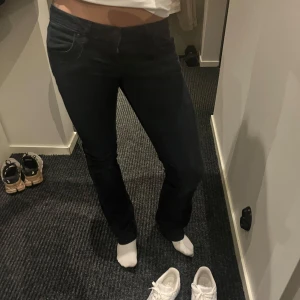 Mörkblå ltb jeans💙💙 - Säljer ett par mörkblå bootcut ltb jeans i model valerie, låga i midjan💖💖