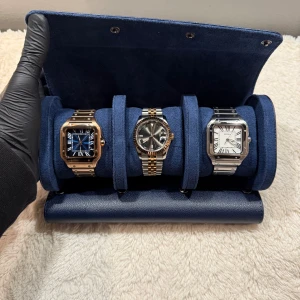 Tre exklusiva armbandsur i etui - Säljer tre lyxiga armbandsur: två  Santos (en i guld och en i silver) samt en Datejust i tvåtonad design. Klockorna har klassiska romerska siffror och elegant länkarmband. Perfekt accessoar för dig som gillar stilrena detaljer.