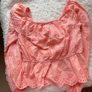 Korallfärgad topp - Korallfärgad färgad topp som funkar både ha på axlarna och som off shoulder! 