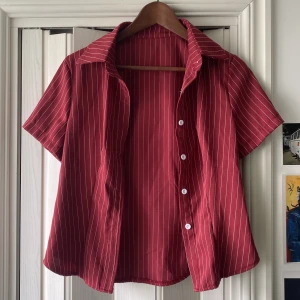 Kortärmad skjorta - I fint skick! Köpt på vinted men vet inte vart den kommer ifrån från början, hittar ingen lapp. Passar xs-s