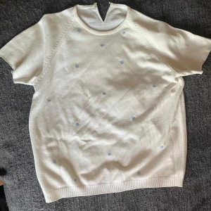 Vit kortärmad tröja med blå prickar - Säljer en söt vit tröja med korta ärmar och små ljusblå prickar🩵