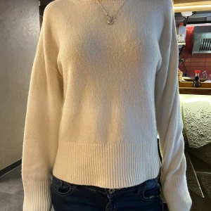 Vit stickad tröja från other stories  - Säljer en fin stickad tröja från other stories. Tröjan har rund halsringning, långa ärmar och bred ribbstickning vid ärmslut och nederkant. Perfekt basplagg i garderoben och supermjuk mot huden. Inga defekter och bra kvalitet. Köpt för 550kr använder fåtal gånger. Storlek xs men passar en S som jag har i vanliga fall.