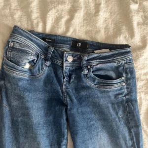 Blå jeans från LTB - Snygga blå jeans från LT7 med klassisk femficksdesign och knappgylf. Jeansen har en lätt tvättad look och är perfekta för en avslappnad stil. Fler bilder kan skickas. Innerbenslängt 87, midjemått 35💗