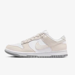 Nike Dunk Low i beige och vitt - Säljer ett par Nike Dunk Low sneakers i stilren beige och vit färg. Skorna har klassisk snörning, låg profil och är tillverkade i skinn med en platt sula. Perfekta för dig som gillar en clean och modern look. Använd ett fåtal gånger, ser bra ut och inte förstörda. Kan skicka bild ifall det frågas.