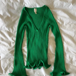 grön ribbstickad tröja - sparsamt använd, små tecken på användning