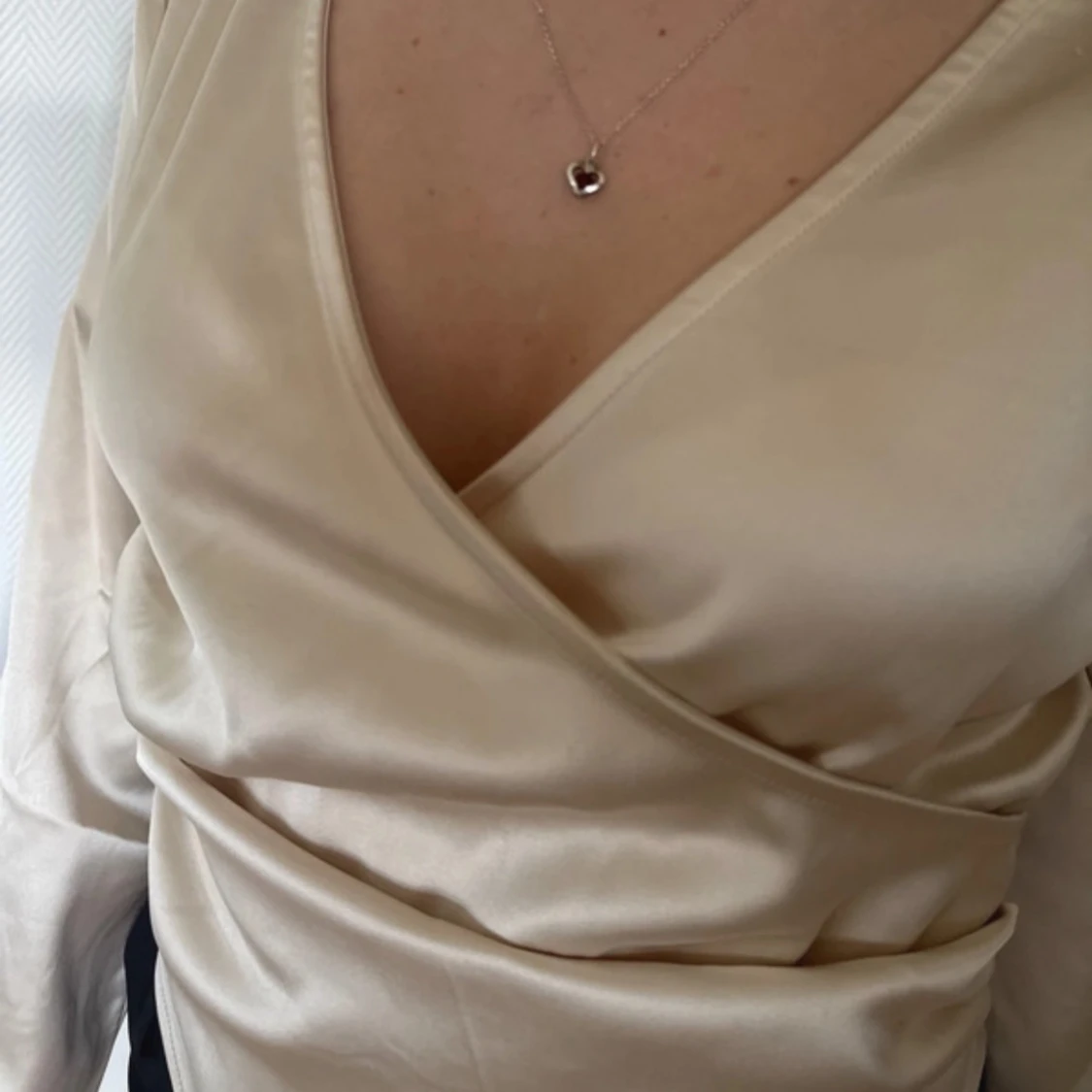 Champagnefärgad omlottopp i satin - 4