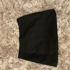 Svart minikjol från H&M - Säljer en svart kortkjol från H&M i enkel och stilren design. Passar till många olika outfits och är lätt att matcha.