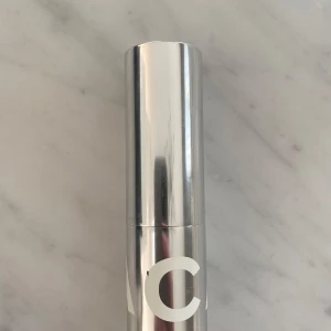 CAIA Krämig contour BB stick 50W - Säljer en BB-stick, 50W från CAIA i en snygg silverfärgad hylsa. Produkten har en krämig formula och en varm brun nyans som passar perfekt för att skulptera ansiktet. Enkel att applicera tack vare stiftformatet. Testad för att kolla färg, men var inte rätt för mig.