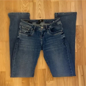 Lågmidjade LTB Jeans - Säljer ett par  blå jeans från LTB med låg midja. Jättefina och i bra skick. W 25 L 36. Innerbenslängd :85cm. Mått över midjan : 35 cm. Jag är 172/173 cm