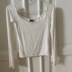 Långärmad tunn tröja från ginatricot  - Fin topp från ginatricot som inte kommit till användning tyvärr. Snygg detalj på ärmarna att de är sluta vid ”handen” elr va man säger. Säljer super billigt, nypris är säkert 229 eller så och jag säljer för 30 😛 