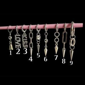 Silvriga örhängen med hängen - Silvriga örhängen- Skriv siffran på de/ dom örhängena du vill köpa. Om du köper ett örhänge kan du bara skriva siffran till mig och köpa direkt, vill du köpa flera (eller ett par av en siffra) så skriver du vilka siffror så justerar jag priset. Alla örhängen på bilden är styck men går som sagt att köpa par. Köper du bokstavs örhängen skriv även med bokstav då. Handgjorda, nickelfria, rostfria. (Bokstaven på bokstavs örhänget är gjord i akryl) 