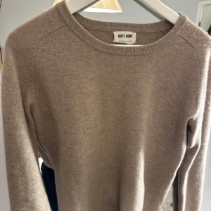 Beige rundhalsad tröja från Soft Goat - Soft goat stickad tröja i den bästa kvaliten. Mycket fint skick. Ribbad längst ner och längst ner vid ärm. 100% cashmir