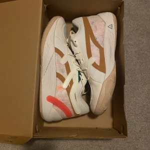Puma TRC Blaze Court Childhood Dream basketskor - Puma basketskor i storlek 44.5 EU (11 US), ett rosa och ett vitt par skosnören tillkommer, aldrig använda, köpta för 980kr