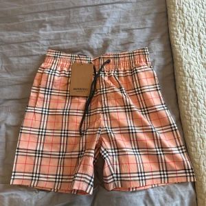 Burberry shorts - Säljer ett par feta burberry shorts, dom är oanvända och hur fina som helst. Cond 10/10 som sagt har ingen använt dom. Dom är helt nya. Vid fler frågor eller funderingar är det bara att höra av sig! Storlek L men sitter lite som M