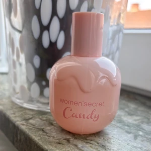 Candy parfym från Women'secret 30 ml - Säljs den för har kronisk migrän då måste bli av alla parfymer jag har. :( den är 30 ml 