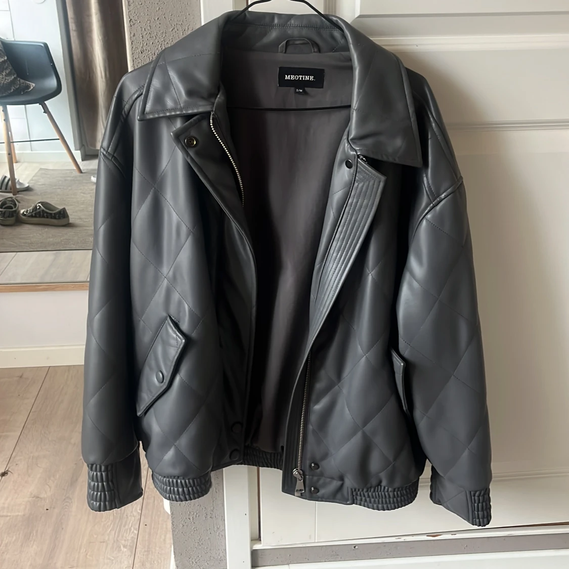 Grå grön quiltad skinnjacka från Meotine