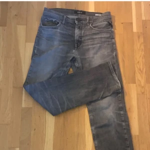 Grå jeans från Replay  - Säljer ett par riktigt snygga jeans från replay,  modellen heter THAD och storleken är 14y som motsvarar 28/30 i vanlig storlek.