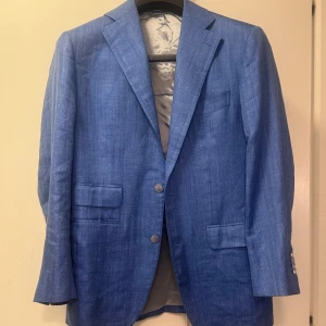 Rose & Born kavaj - Rose & Born kavaj handmade collection i storlek 50 med upplagda armar, men som lätt kan läggas ned. Nypris: ca 15 tusen. Mitt pris 1000