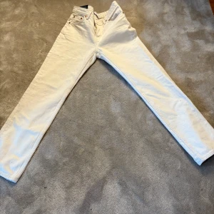 Vita jeansbyxor från Weekday - Säljer ett par vita byxor från Weekday.Super snygga!!!🙌