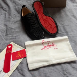 Christian Louboutin Skor - Snygga svarta sneakers från Christian Louboutin med ikoniska röda sulor. Perfekta för att ge din outfit en edgy touch. Priset kan diskuteras🙌