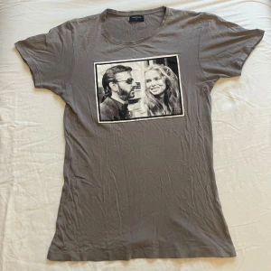 Limitato t shirt XS/S - Cool stengrå t-shirt från Limitato med ett svartvitt tryck framtill som föreställer Ringo Star. Storlek XS men passar mer som Small. Pris kan diskuteras, skriv för mer bilder.